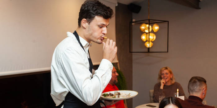 Improvizācijas izrāde ar VAKARIŅĀM "SHITTY DINNER" - Viesnīcas Rīgā